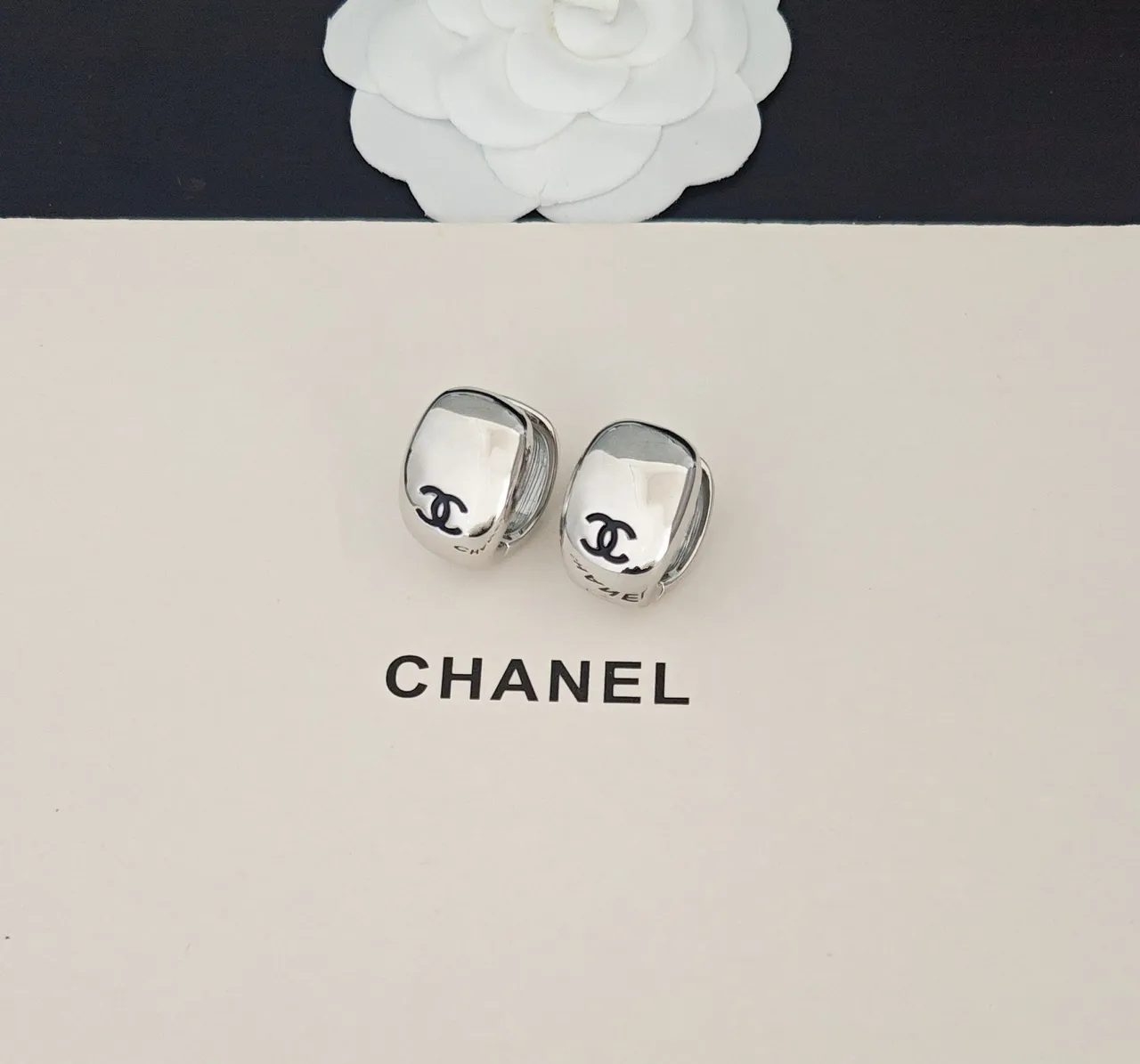 Chanel CC Logo أقراط كليب فضة مصقولة 5