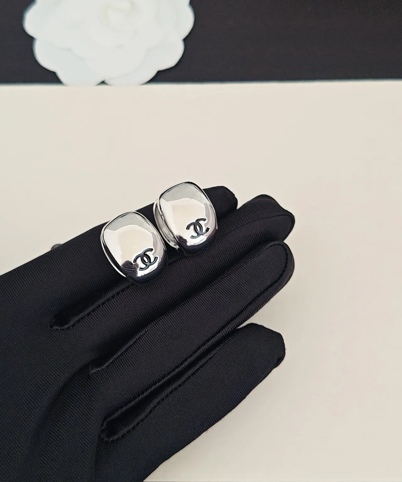 Chanel CC Logo أقراط كليب فضة مصقولة 6