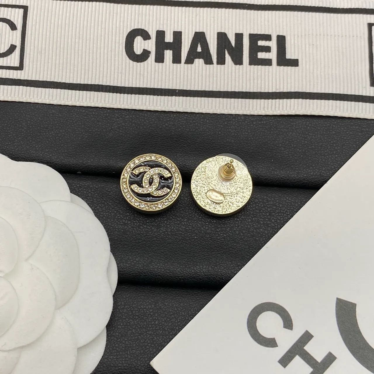 Chanel CC Logo Stud Brincos Preto e Dourado Circulares Esmaltados 2