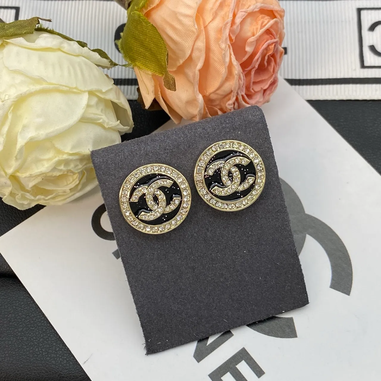 Chanel CC Logo Stud Brincos Preto e Dourado Circulares Esmaltados 3