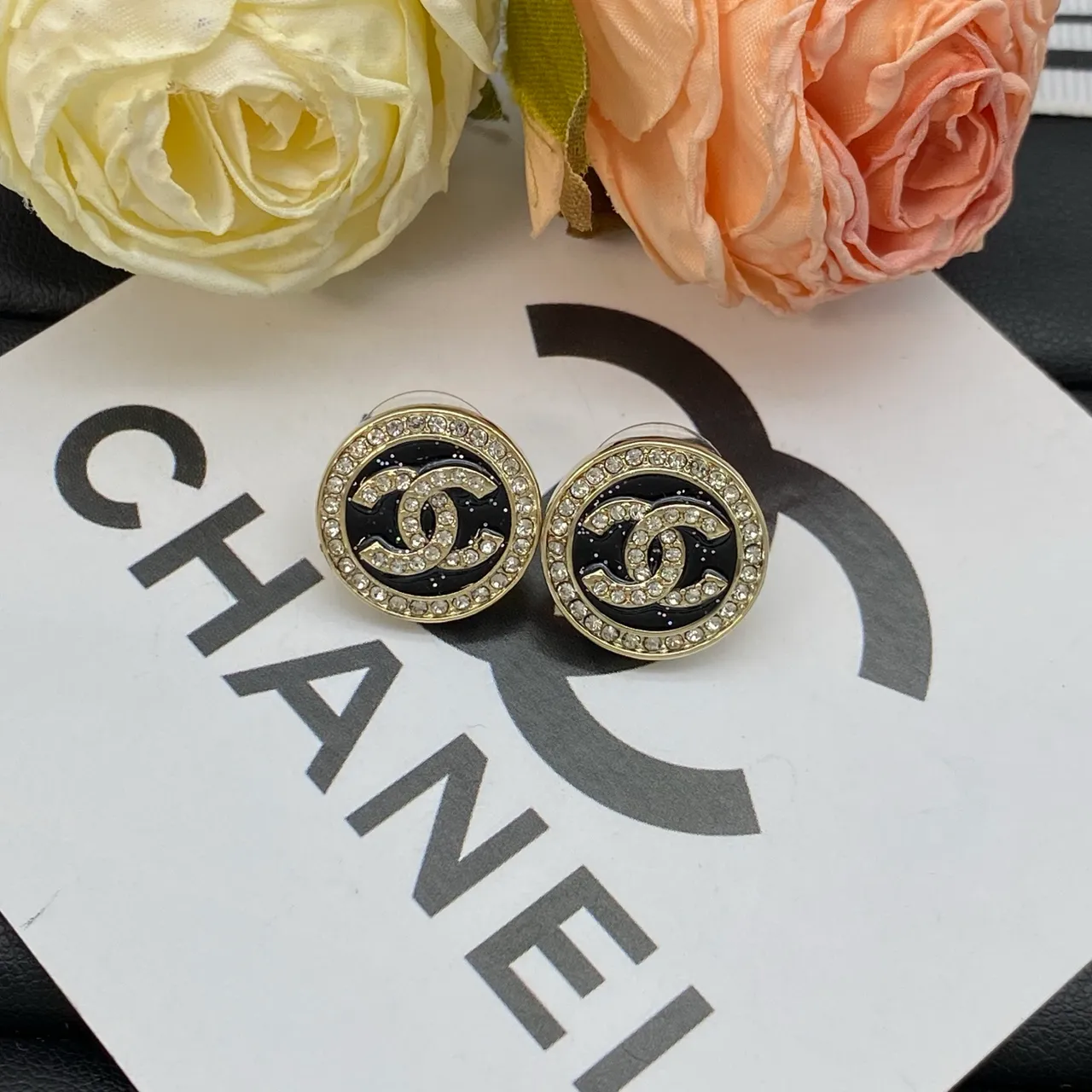 Chanel CC Logo Stud Brincos Preto e Dourado Circulares Esmaltados 4