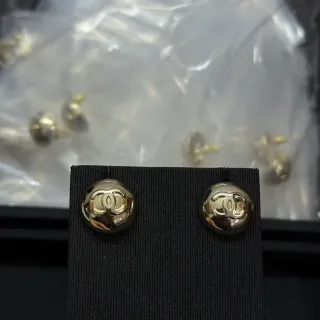 Chanel CC Logo Stud সোনা কালো গোল ডোমেড কানের দুল