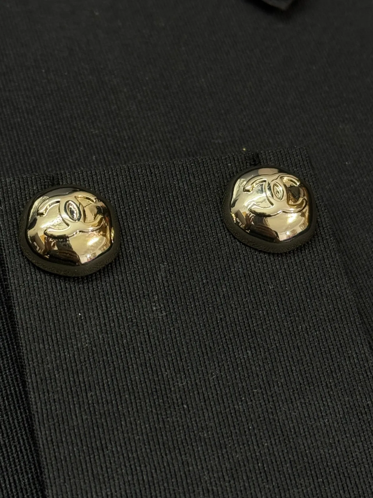 Chanel CC Logo Stud Or Noir Rond Bombé Boucles d'oreilles 2