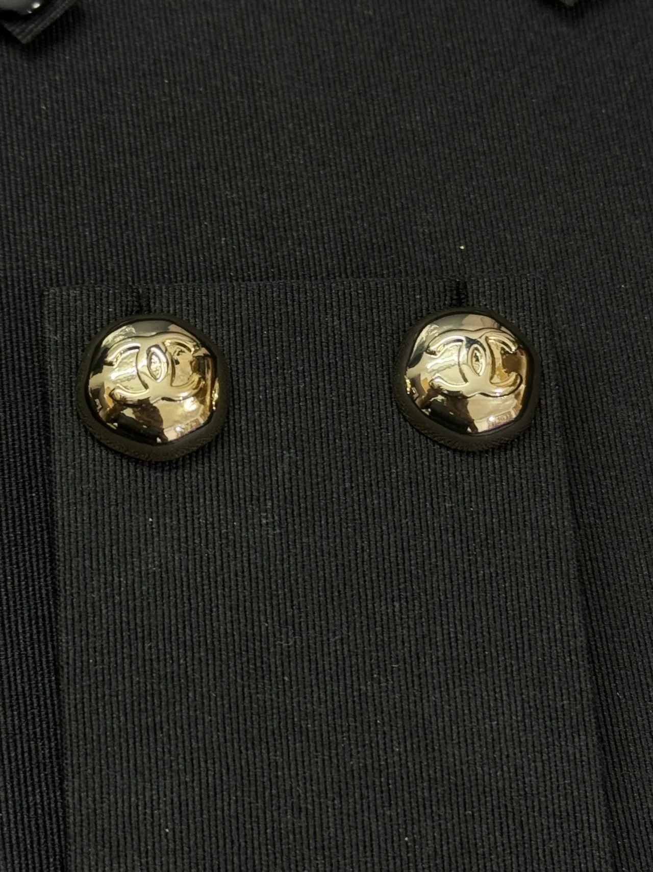 Chanel CC Logo Stud Or Noir Rond Bombé Boucles d'oreilles 3