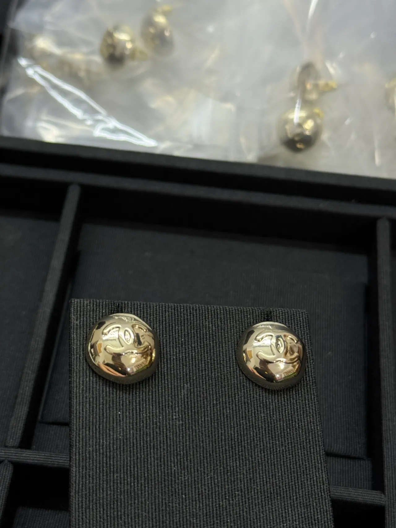 Chanel CC Logo Stud Or Noir Rond Bombé Boucles d'oreilles 4