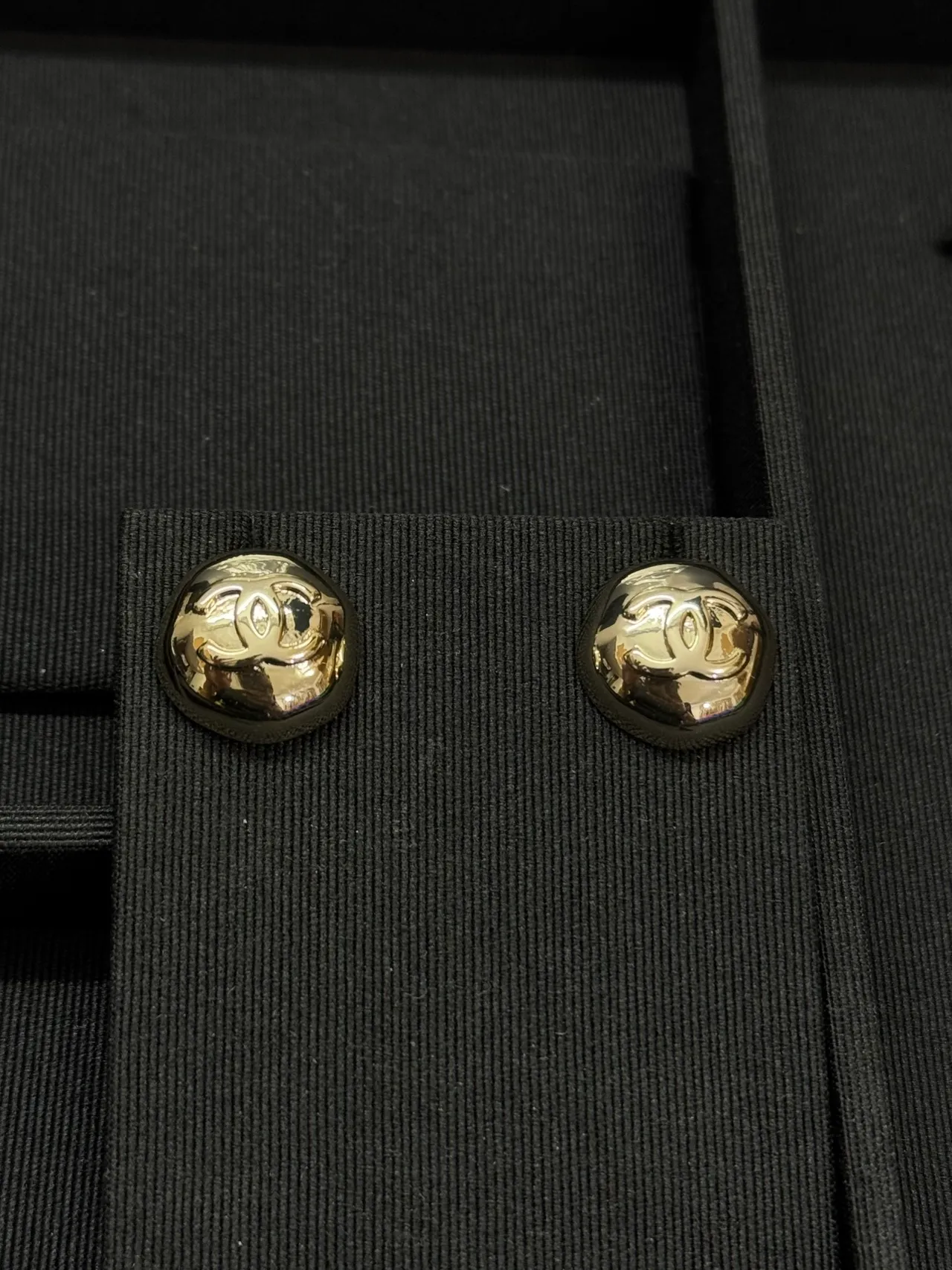 Chanel CC Logo Stud Or Noir Rond Bombé Boucles d'oreilles 5