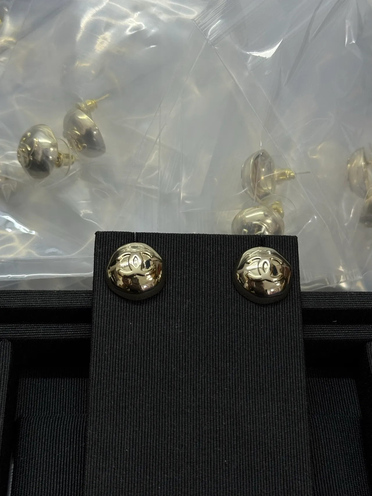 Chanel CC Logo Stud Or Noir Rond Bombé Boucles d'oreilles 6