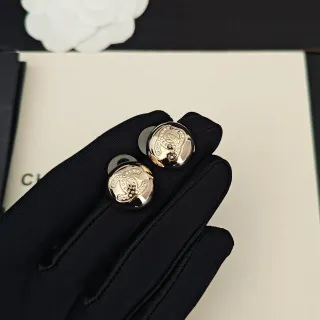 Chanel CC Stud Gold Silver أقراط مدورة مكسوة بكريستال