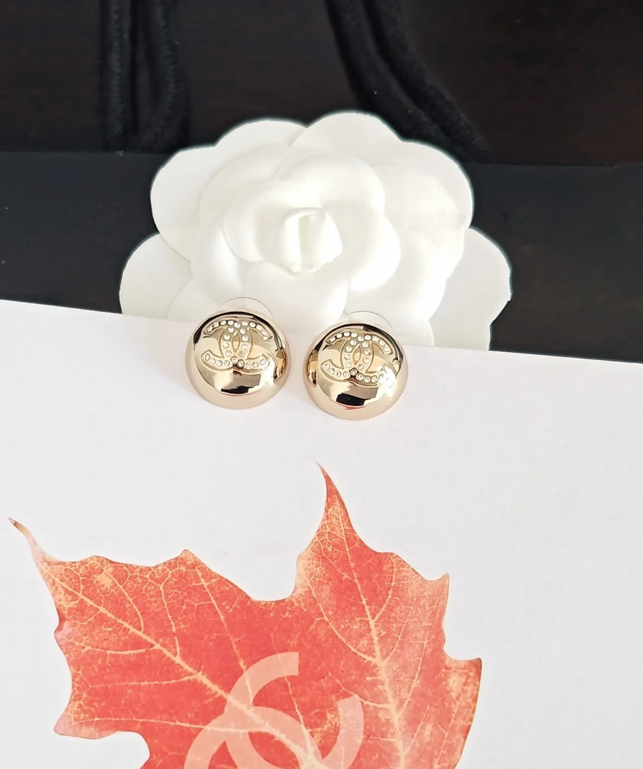 Chanel CC Stud Gold Silver brincos redondos com cristais embellished 2