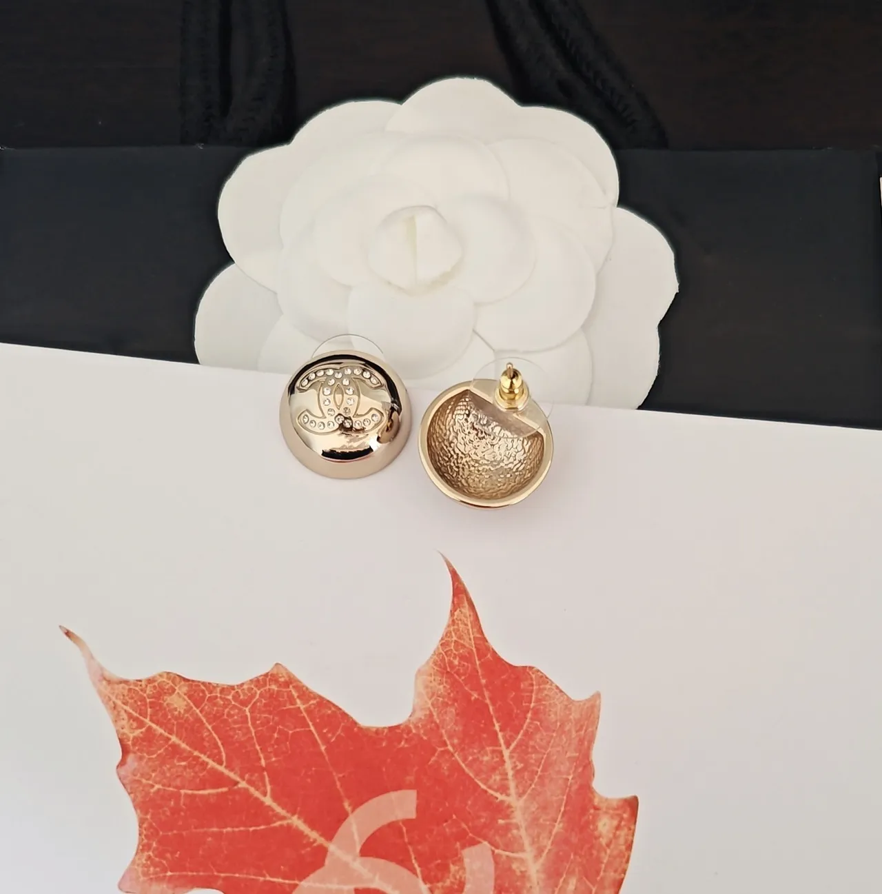 Chanel CC Stud Gold Silver brincos redondos com cristais embellished 3