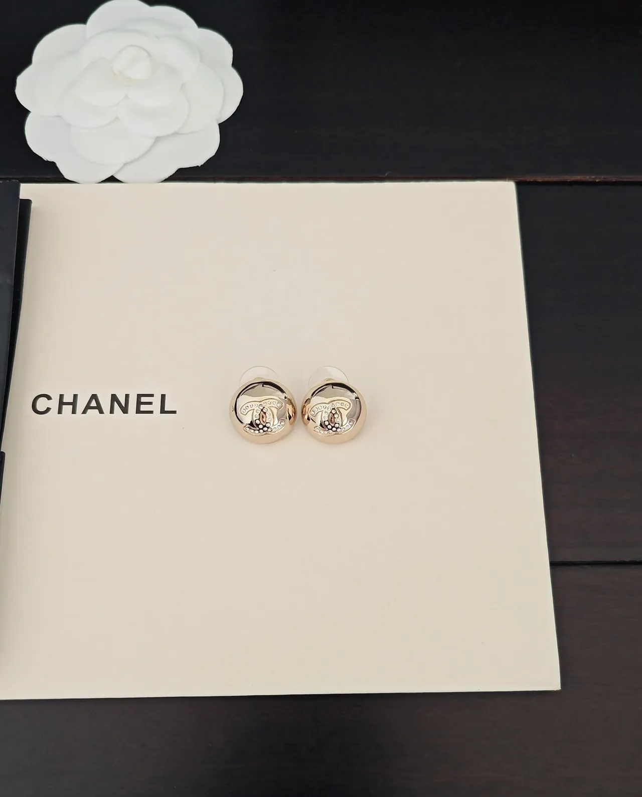 Chanel CC Stud Gold Silver brincos redondos com cristais embellished 5