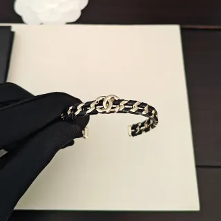 Chanel Pulseira Corrente Preta Dourada Enlaces de Couro