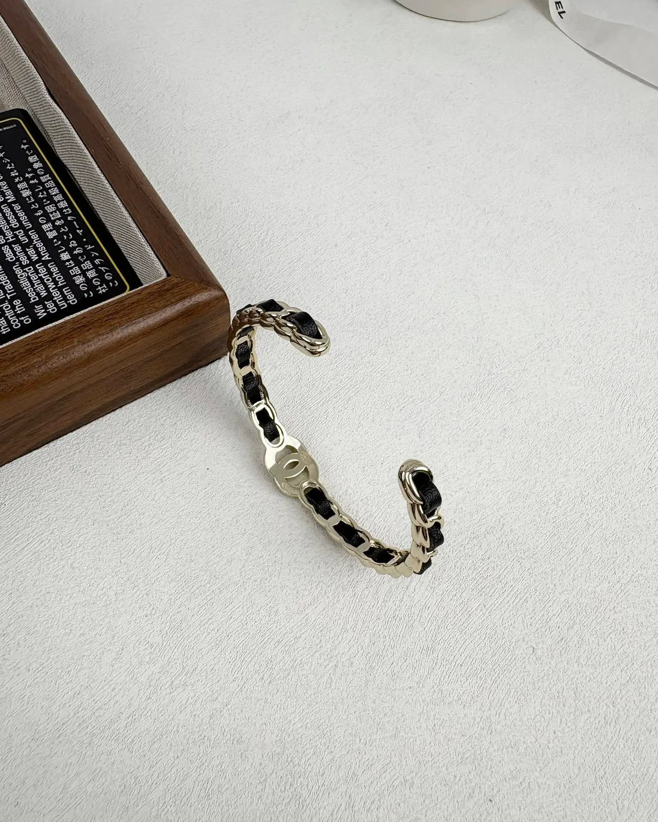 Chanel 经典链扣 金色和黑色皮革手链 2