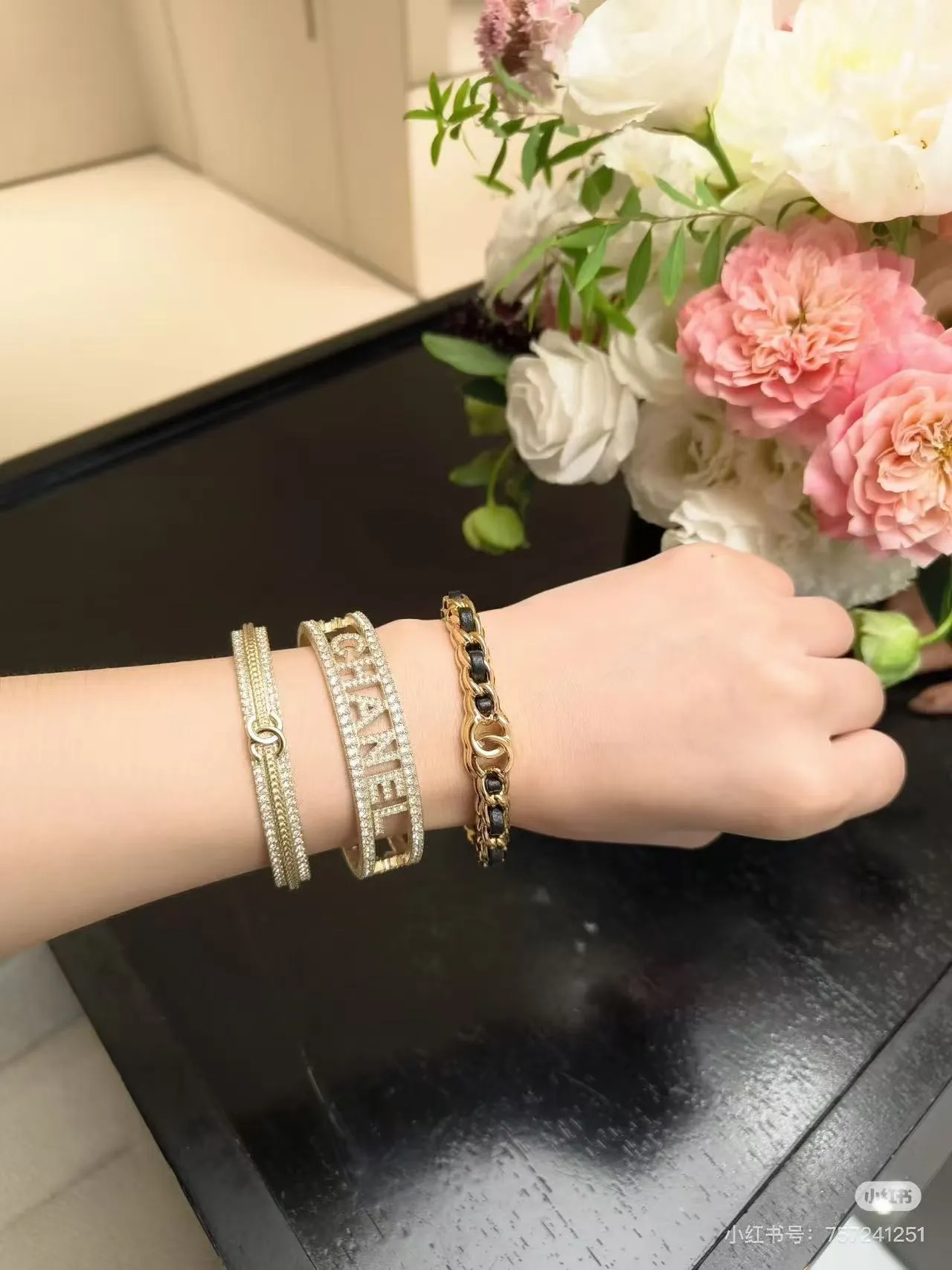 Chanel 经典链扣 金色和黑色皮革手链 3