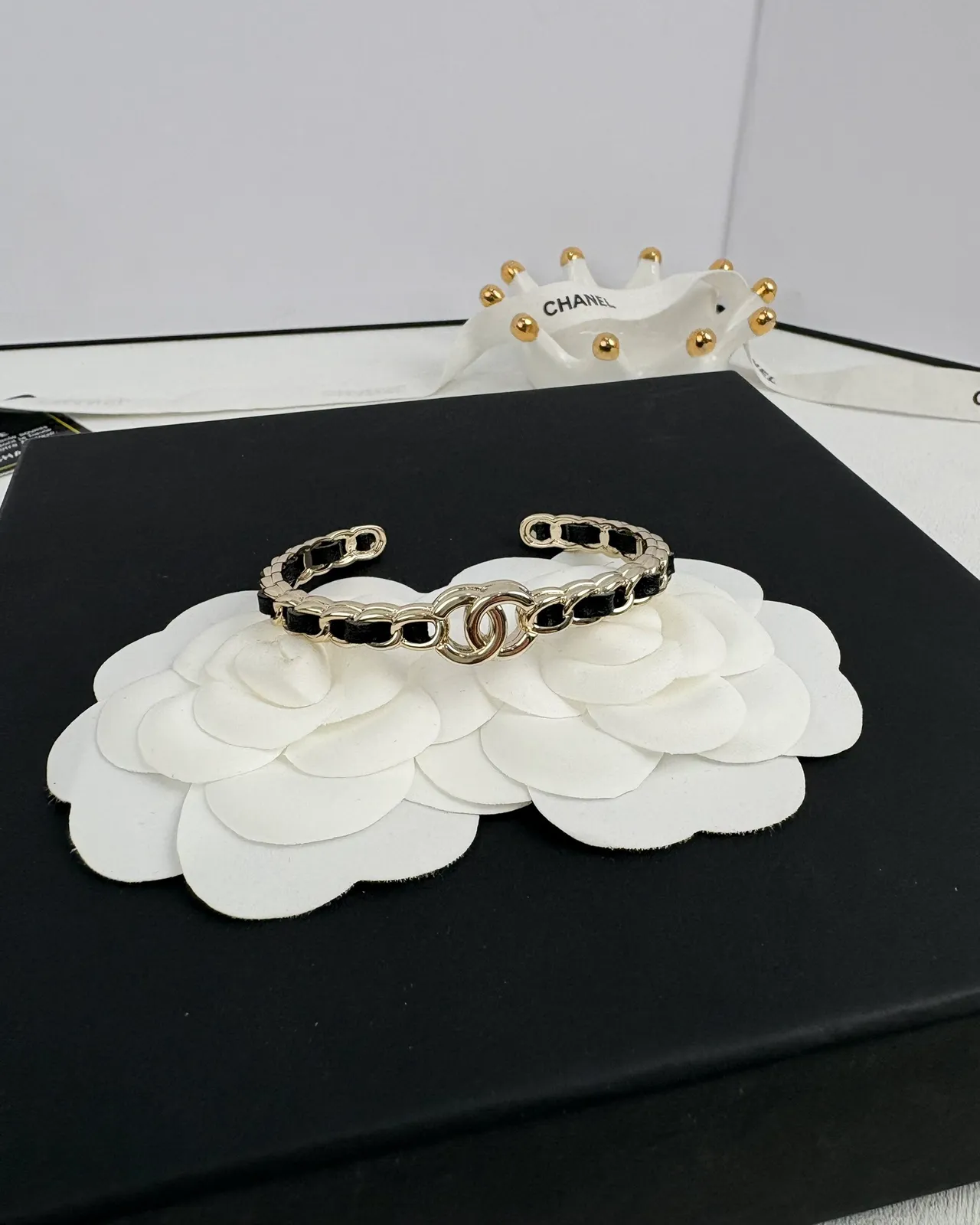 Chanel 经典链扣 金色和黑色皮革手链 4