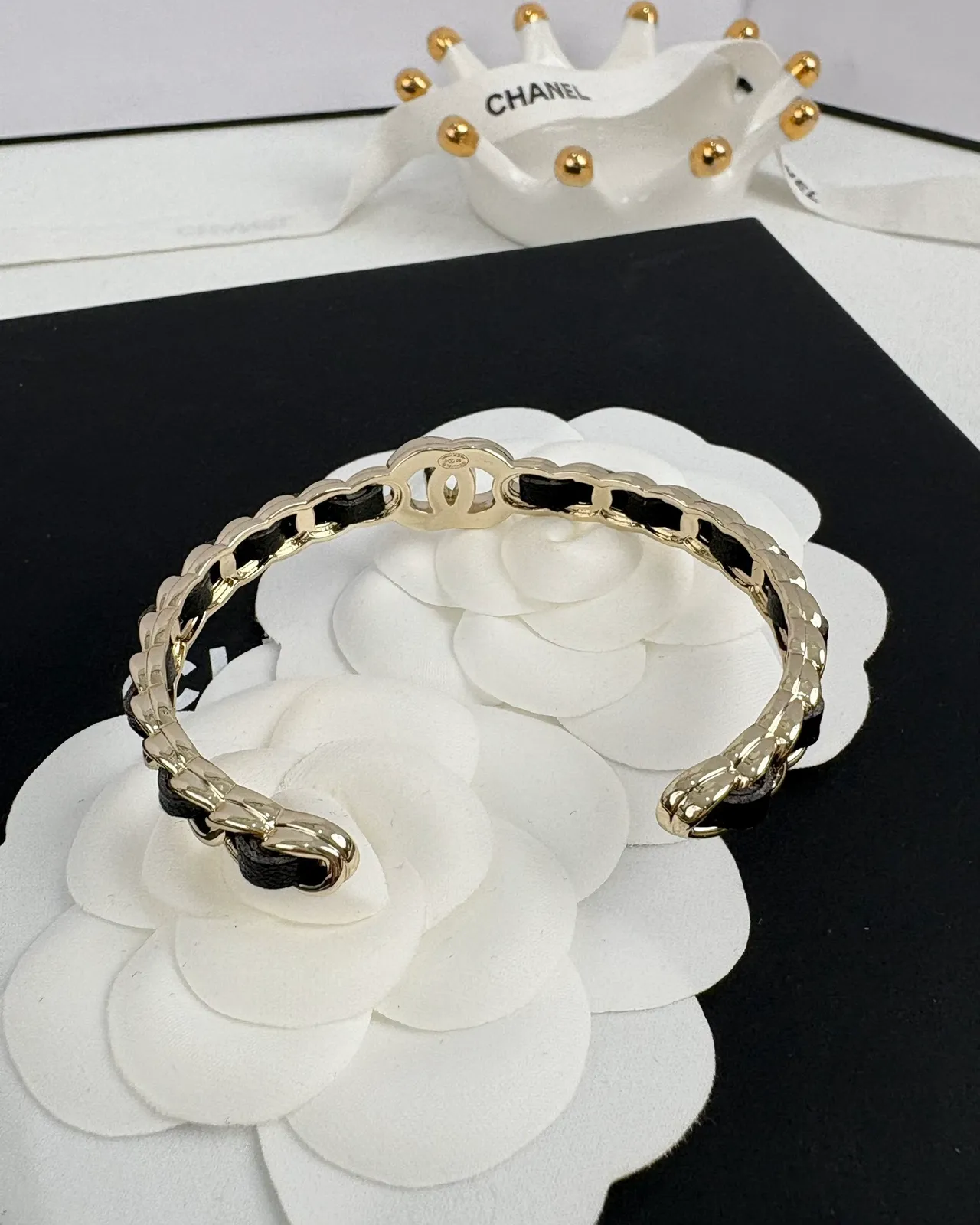 Chanel 经典链扣 金色和黑色皮革手链 7