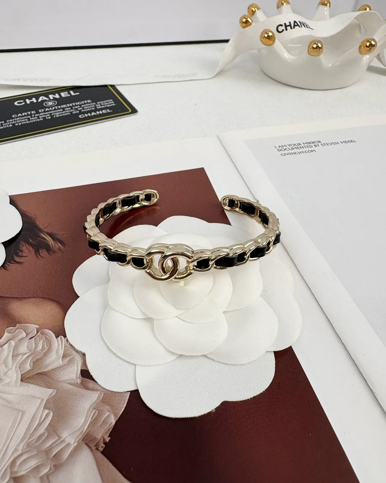 Chanel 经典链扣 金色和黑色皮革手链 9