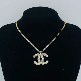 Chanel قلادة مزينة بالكريستال CC