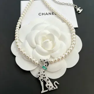 Chanel collier cristal et perle de chien dalmatien