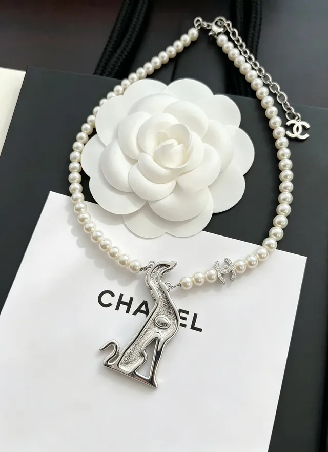 Chanel colar de cristal e pérola de cão dalmata 2