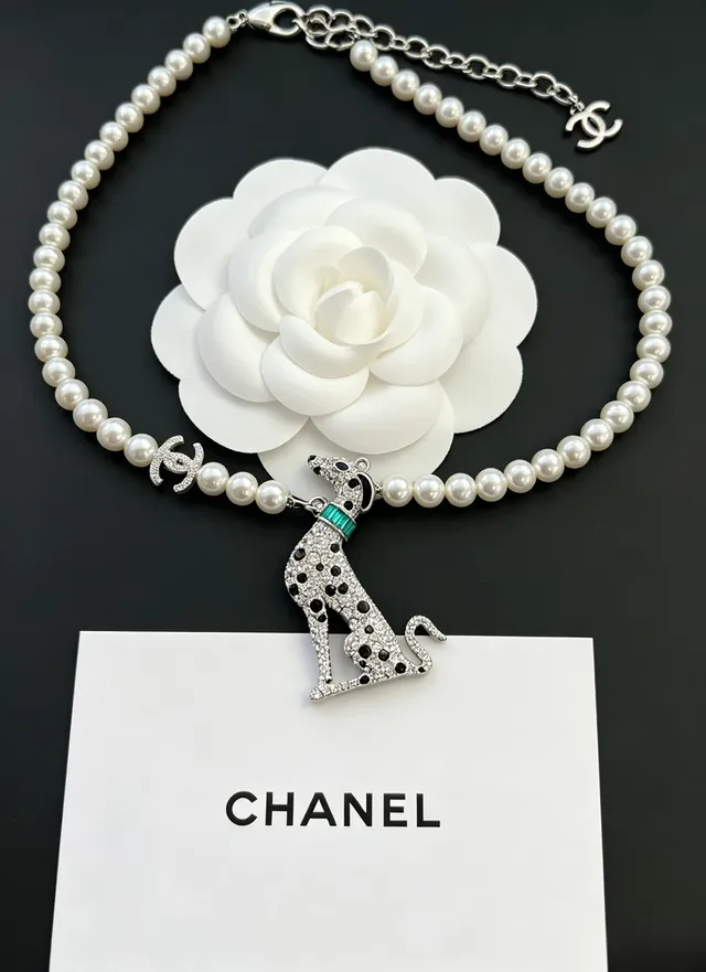 Chanel colar de cristal e pérola de cão dalmata 4