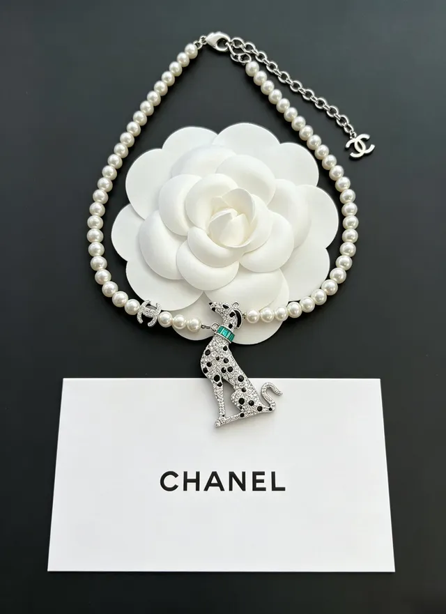 Chanel colar de cristal e pérola de cão dalmata 5