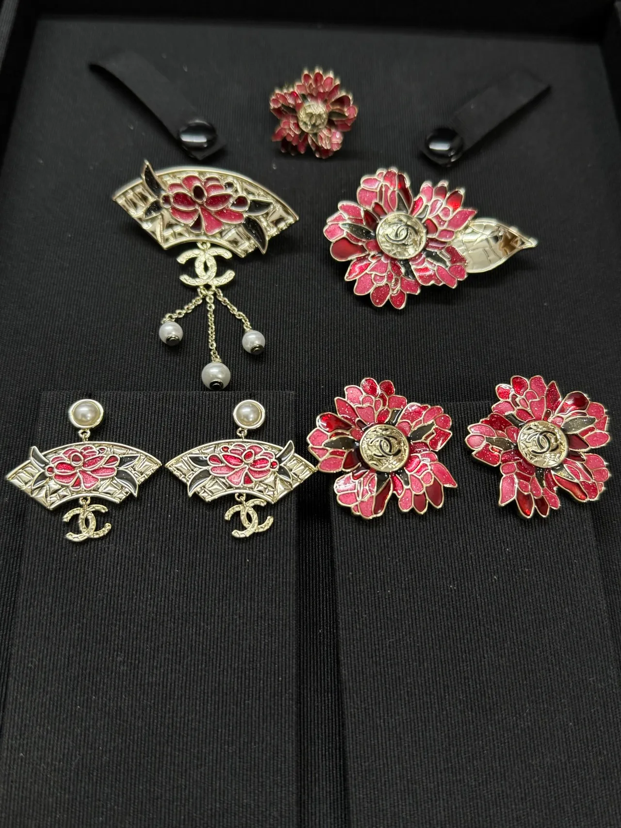 Chanel Aretes de forma de abanico con esmalte rojo floral con remate de perla 2