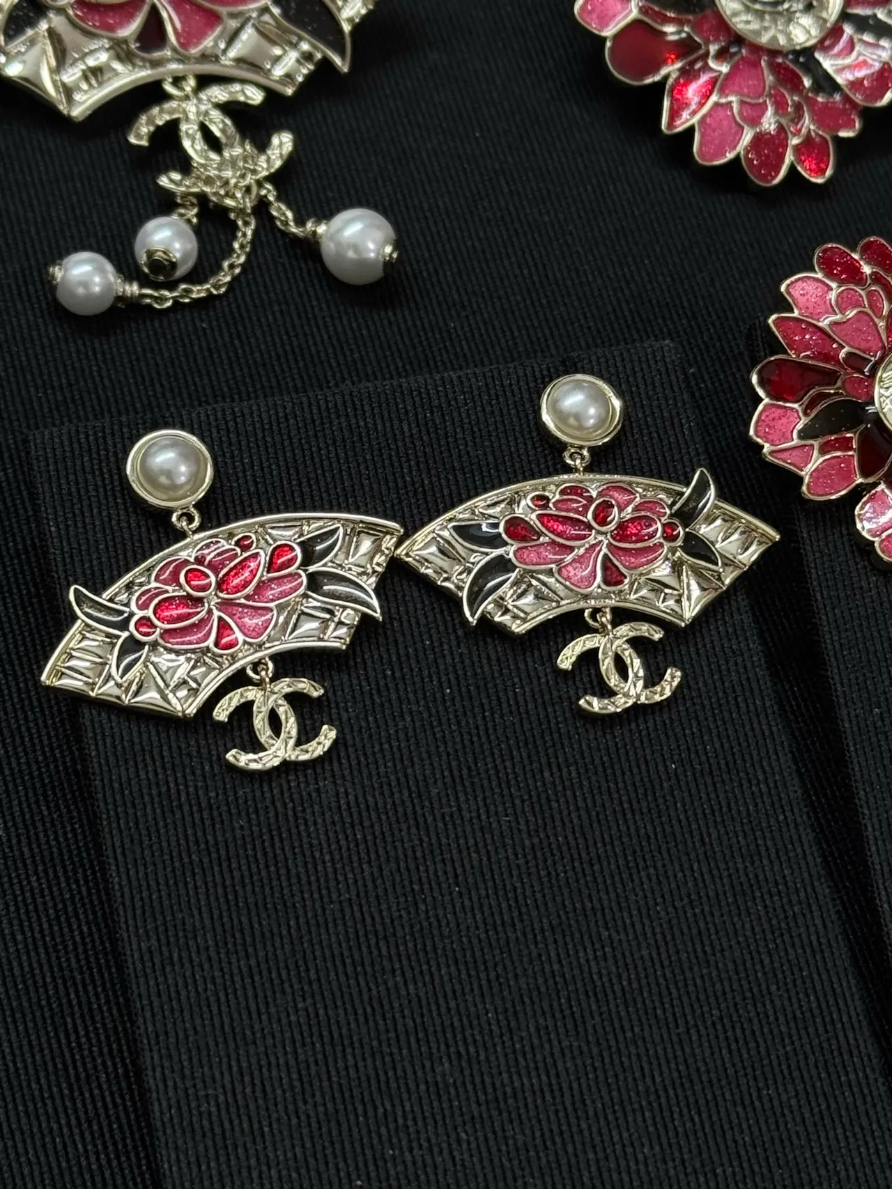 Chanel Aretes de forma de abanico con esmalte rojo floral con remate de perla 3