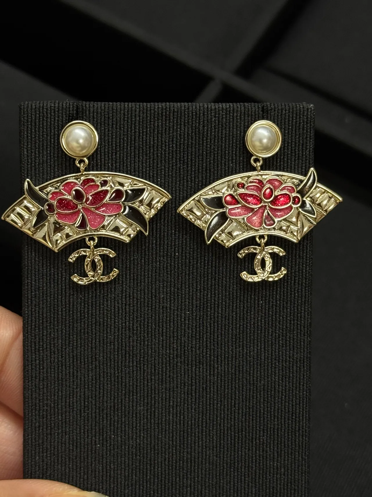 Chanel Aretes de forma de abanico con esmalte rojo floral con remate de perla 4