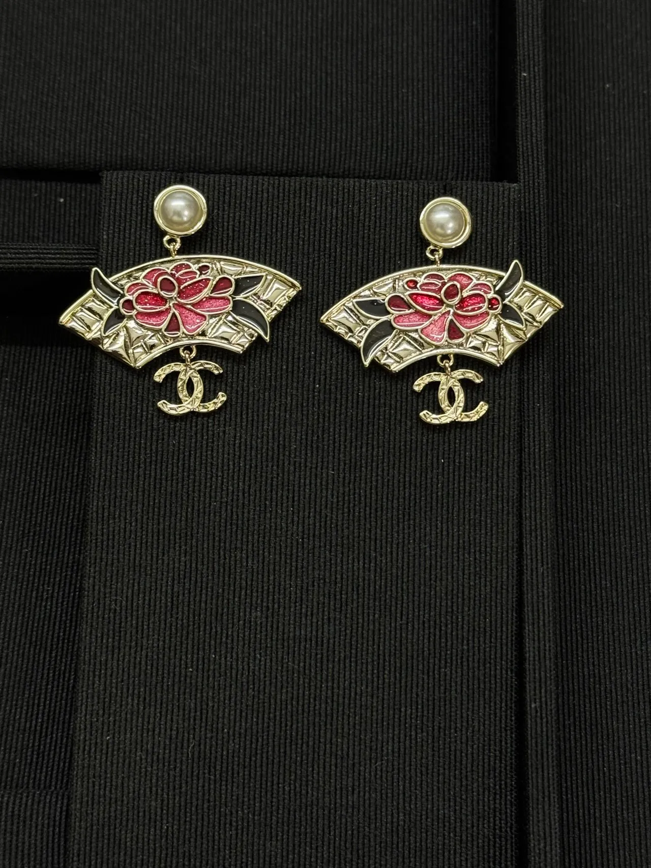 Chanel Aretes de forma de abanico con esmalte rojo floral con remate de perla 5