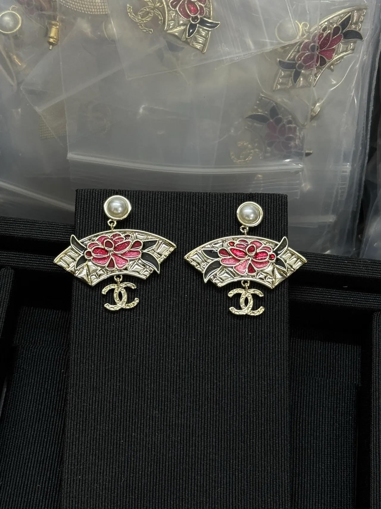 Chanel Aretes de forma de abanico con esmalte rojo floral con remate de perla 6