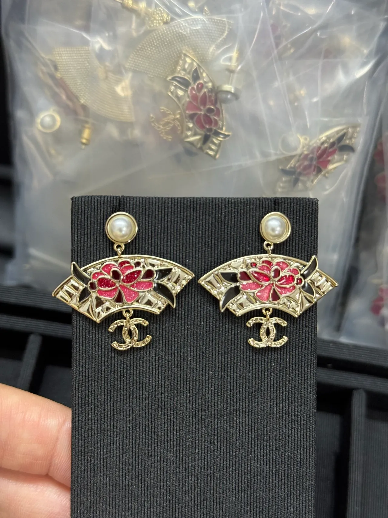 Chanel Aretes de forma de abanico con esmalte rojo floral con remate de perla 7