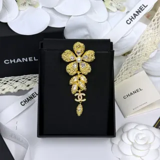 Chanel फूल ब्रोच स्वर्णिम सफेद टेक्स्चर्ड ब्रोच