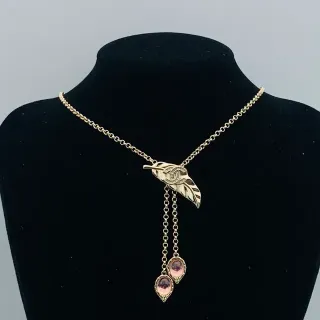 Chanel سلاسل ذهبية وردية قلادة شكل ورقة