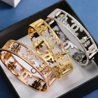 Chanel سوار ذهبي فضي صلب عريض متشابك CC Logo سوار