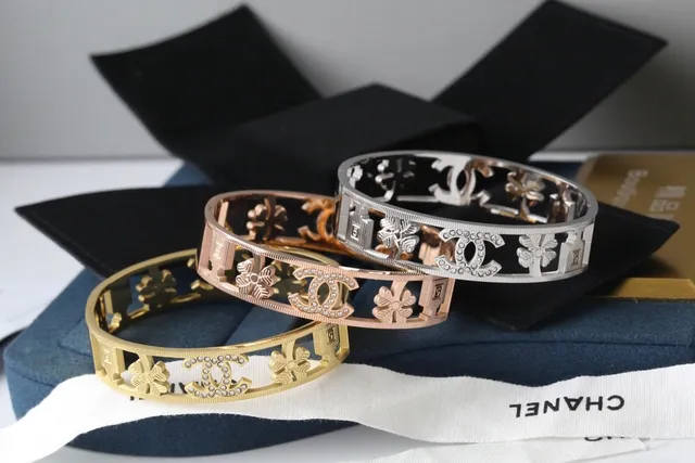 Chanel سوار ذهبي فضي صلب عريض متشابك CC Logo سوار 2