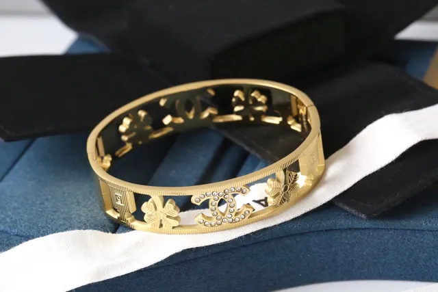 Chanel سوار ذهبي فضي صلب عريض متشابك CC Logo سوار 3