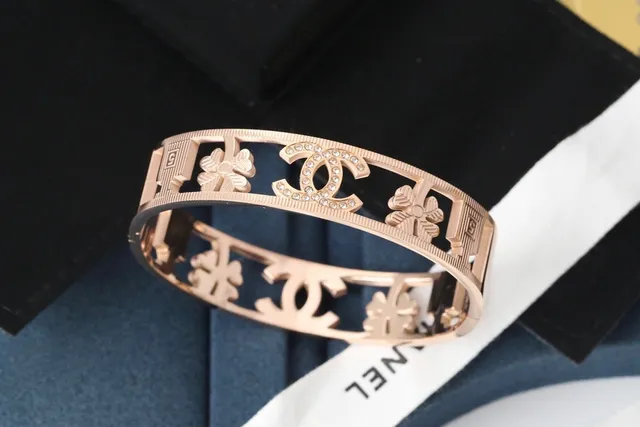 Chanel سوار ذهبي فضي صلب عريض متشابك CC Logo سوار 4