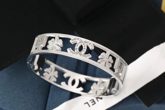 Chanel سوار ذهبي فضي صلب عريض متشابك CC Logo سوار 5