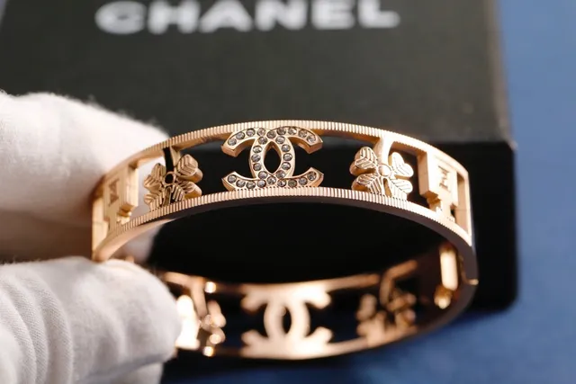 Chanel سوار ذهبي فضي صلب عريض متشابك CC Logo سوار 6