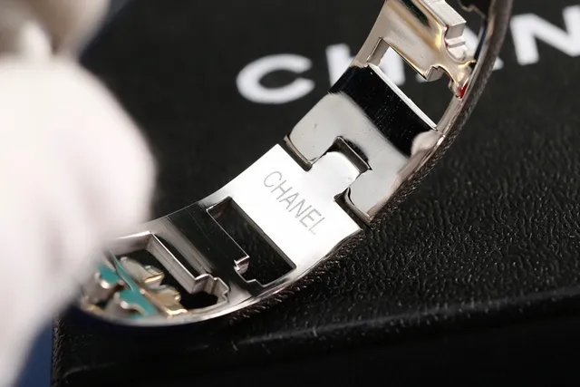 Chanel سوار ذهبي فضي صلب عريض متشابك CC Logo سوار 7