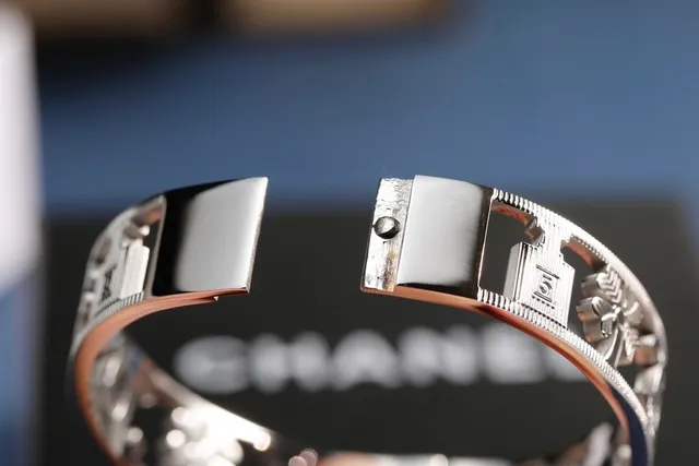Chanel سوار ذهبي فضي صلب عريض متشابك CC Logo سوار 8