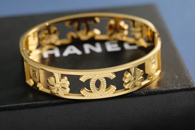 Chanel سوار ذهبي فضي صلب عريض متشابك CC Logo سوار 9