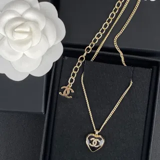 Chanel Pendentif Cœur en Or et Colliers CC Charm