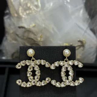 Chanel Aretes dorados blancos en forma de corazón con cristal pavé perla en la parte superior