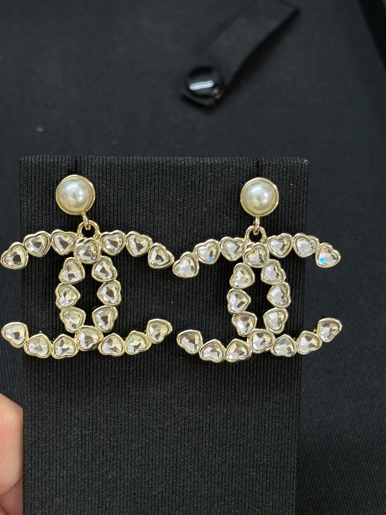 Chanel Brincos dourados brancos em forma de coração com cristal pavé pérola no topo 2