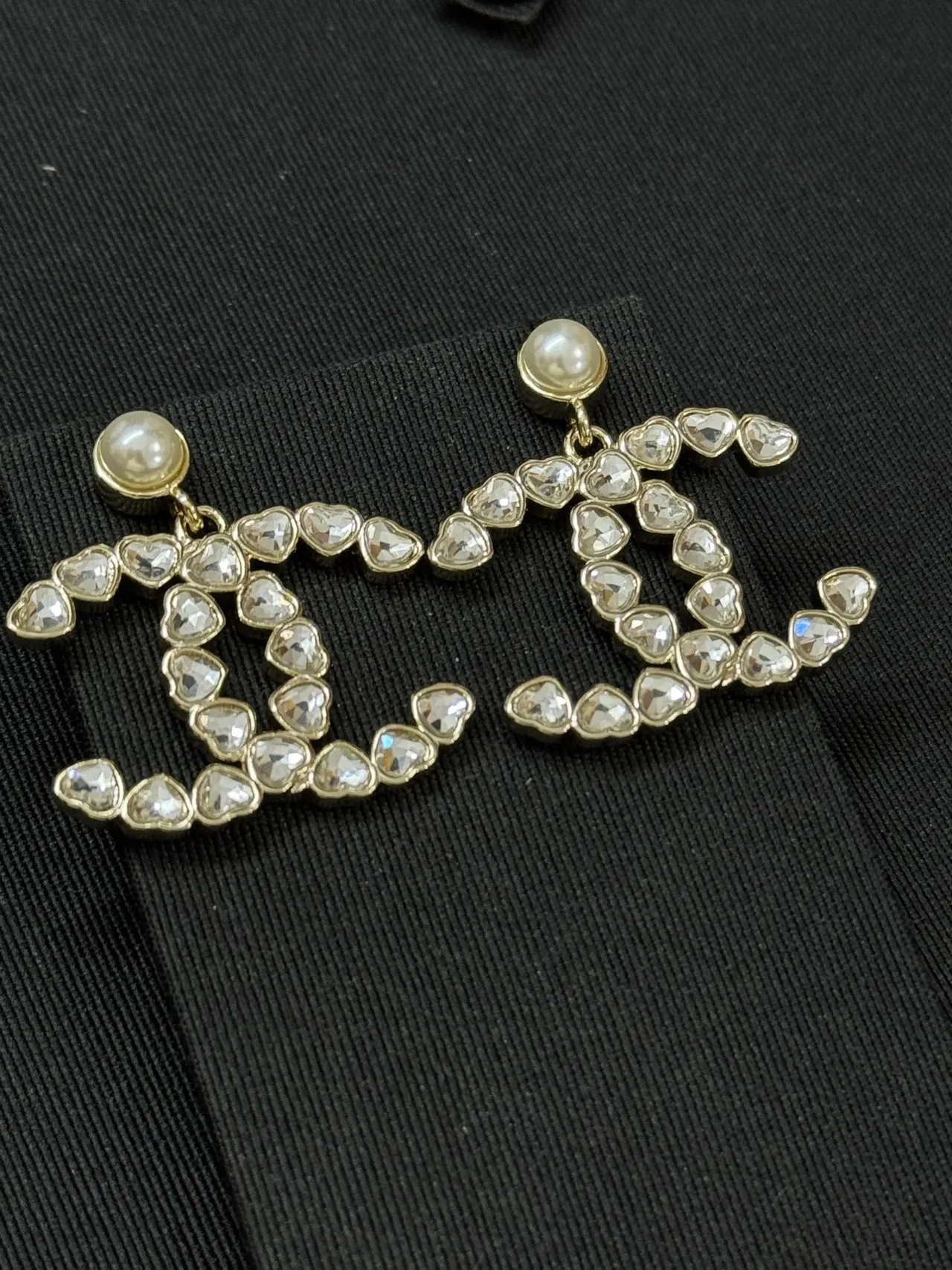 Chanel Brincos dourados brancos em forma de coração com cristal pavé pérola no topo 3