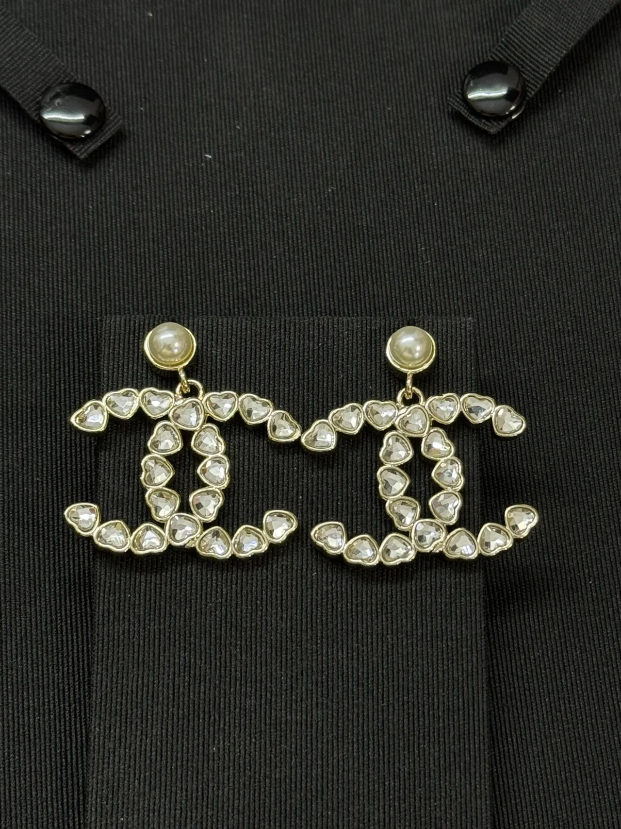 Chanel Brincos dourados brancos em forma de coração com cristal pavé pérola no topo 4