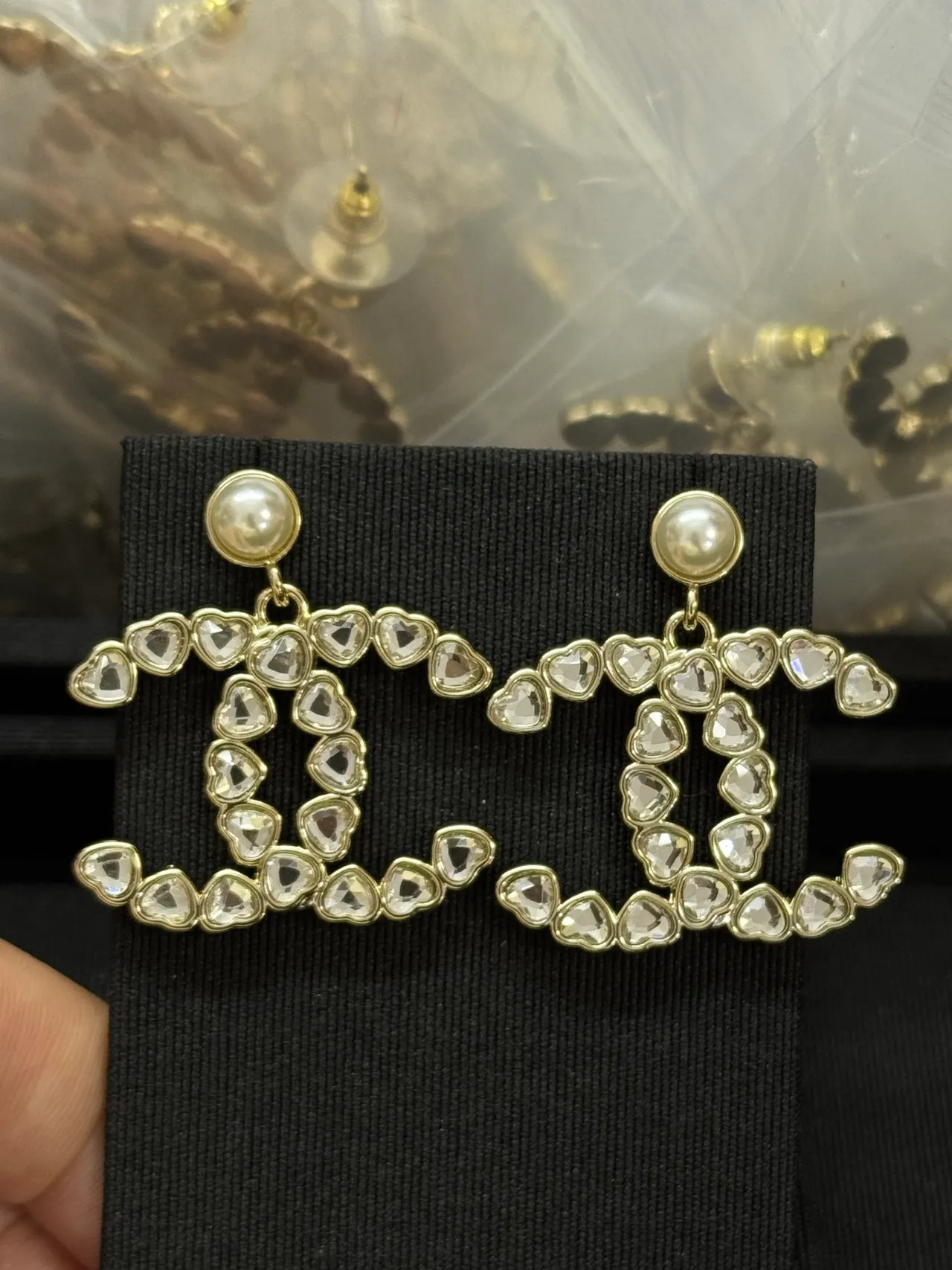 Chanel Brincos dourados brancos em forma de coração com cristal pavé pérola no topo 5