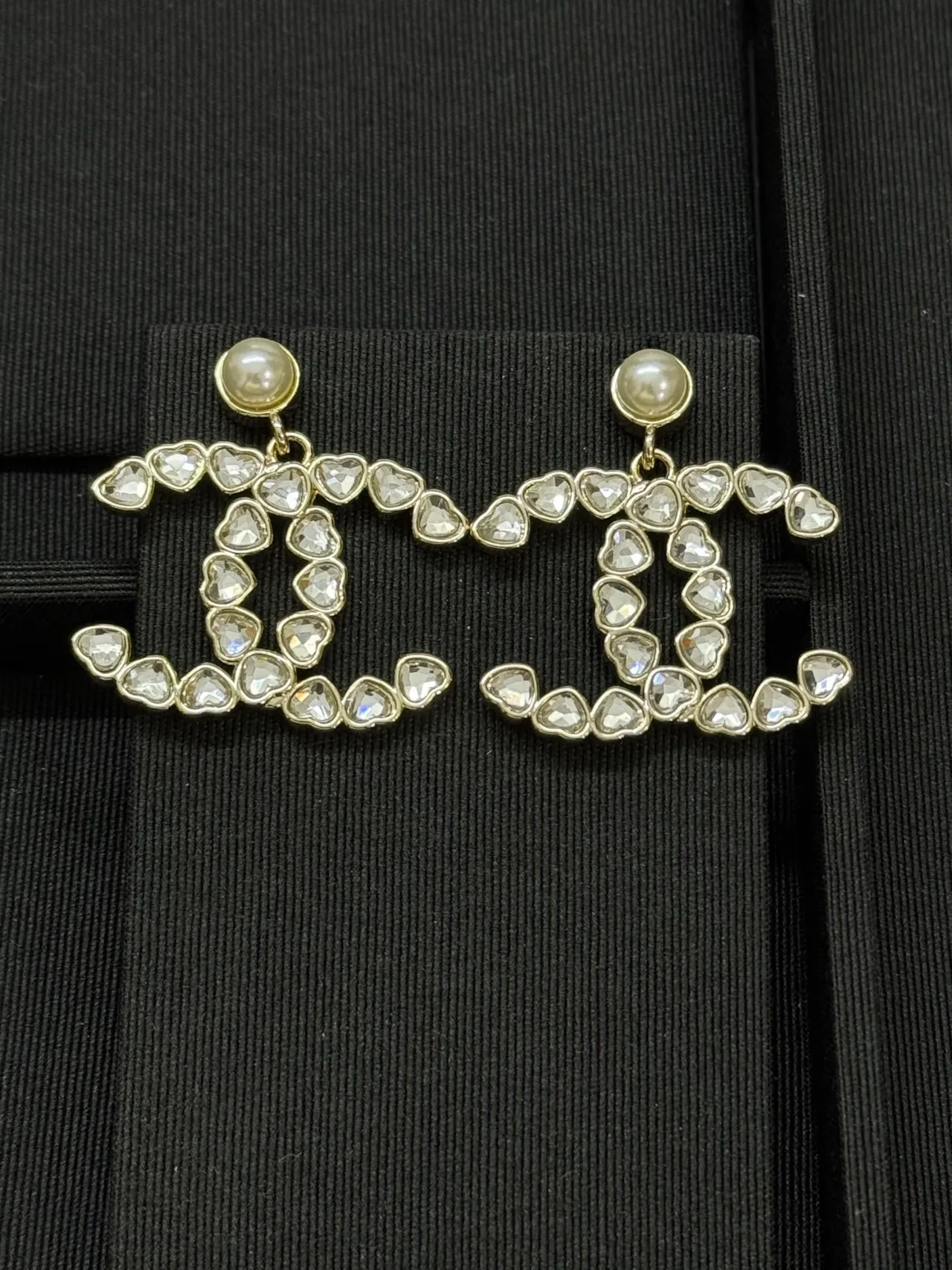 Chanel Brincos dourados brancos em forma de coração com cristal pavé pérola no topo 6